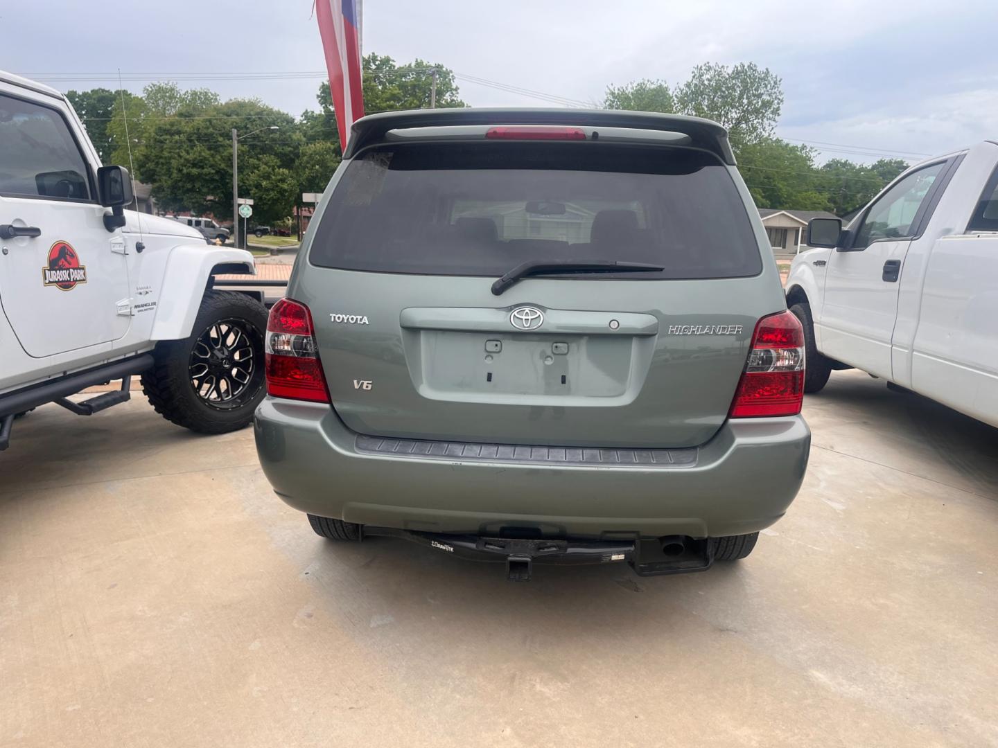 2007 GREEN TOYOTA HIGHLANDER BASE; LIM V6 2WD with 3rd-Row Seat (JTEDP21A370) with an 3.3L V6 DOHC 24V engine, 5-Speed Automatic Overdrive transmission, located at 8101 E. Skelly Dr., Tulsa, OK, 74129, (918) 592-3593, 36.121891, -95.888802 - Photo#5